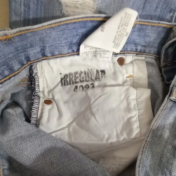 The LEVI 501® Button Fly Distressed Cropped Jean - Picture 7 of 7